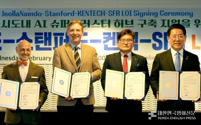 Jeonnam Governor Kim Young-rok, who is on a tour of the United States, signed a letter of intent (LOI) with Stanford Center, Korea Advanced Institute of Energy and Science, and Stock Farm Road (SFR) at the Hyatt Hotel in San Francisco on June 26 (local time) to support the successful construction of the world's largest 3GW SolarCido Al Supercluster Hub.