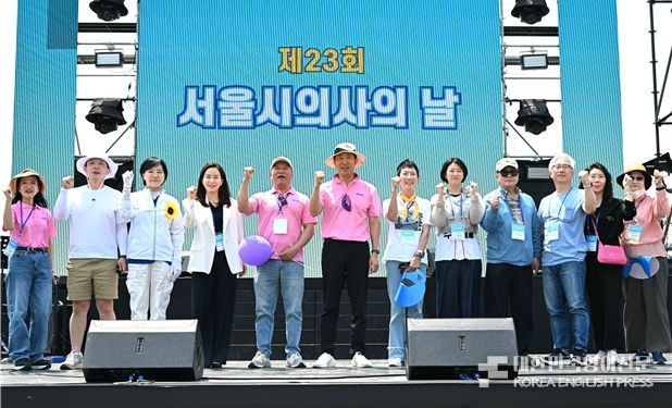 Seoul Mayor Oh Se-hoon takes a commemorative photo with attendees at the 23rd Seoul Doctors' Day Commemoration Ceremony held at Ttukseom Hangang Park on Sunday, October 1.
